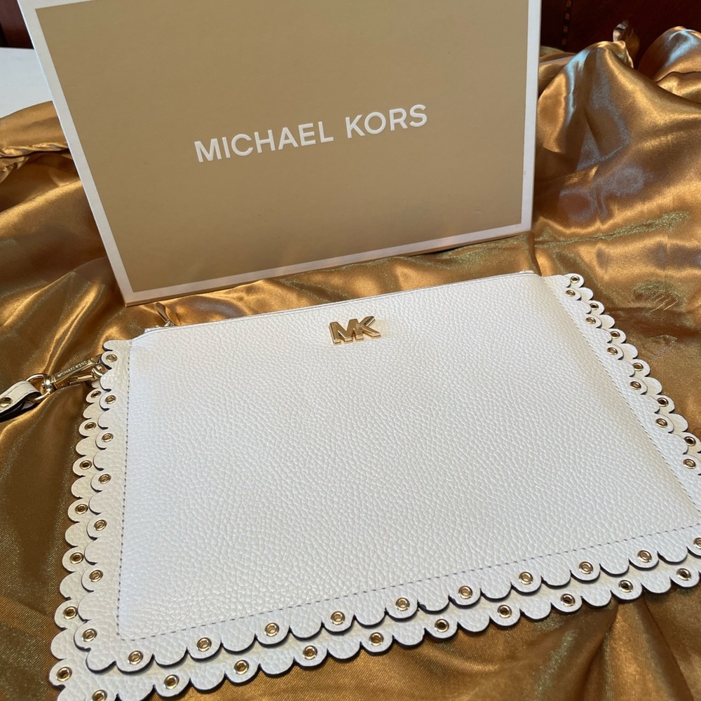 🤍Gorgeous, never used scalloped edge MK wristlet 🤍